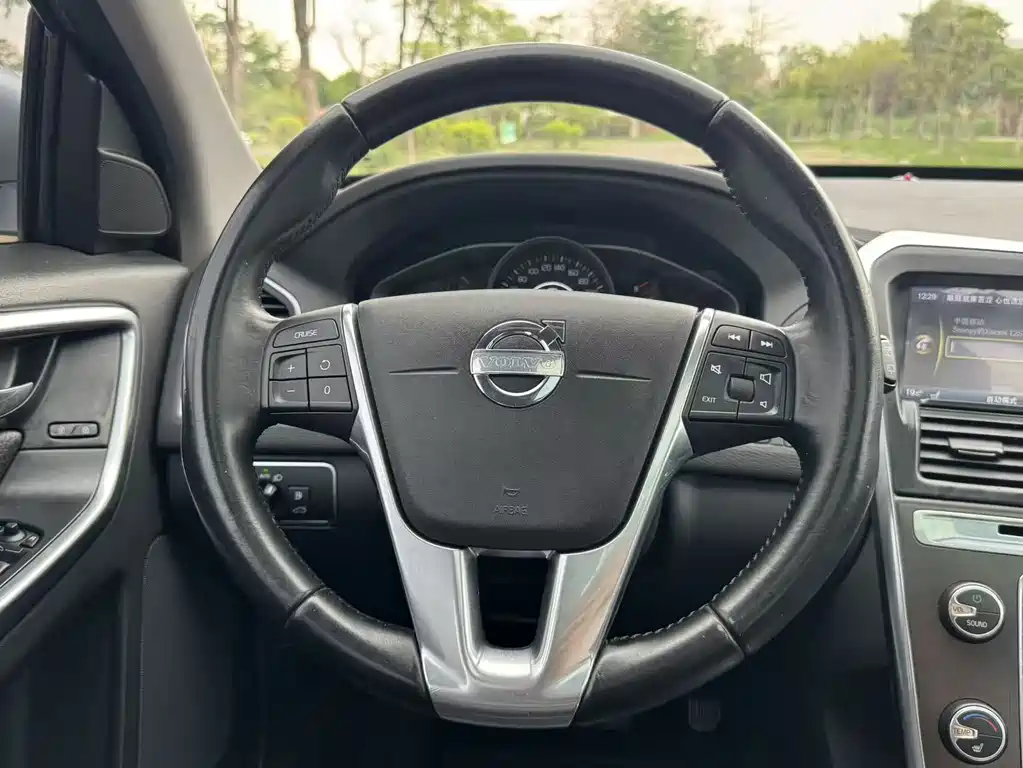 Volvo XC60 imported 2014 T5 Zhiya version купить на сайте DeffCars