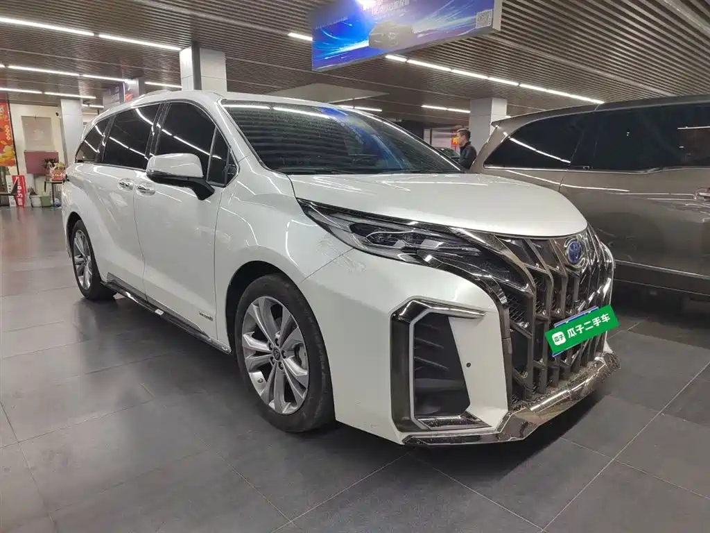 SIENNA 2023 2.5L Hybrid Platinum Edition купить на сайте DeffCars