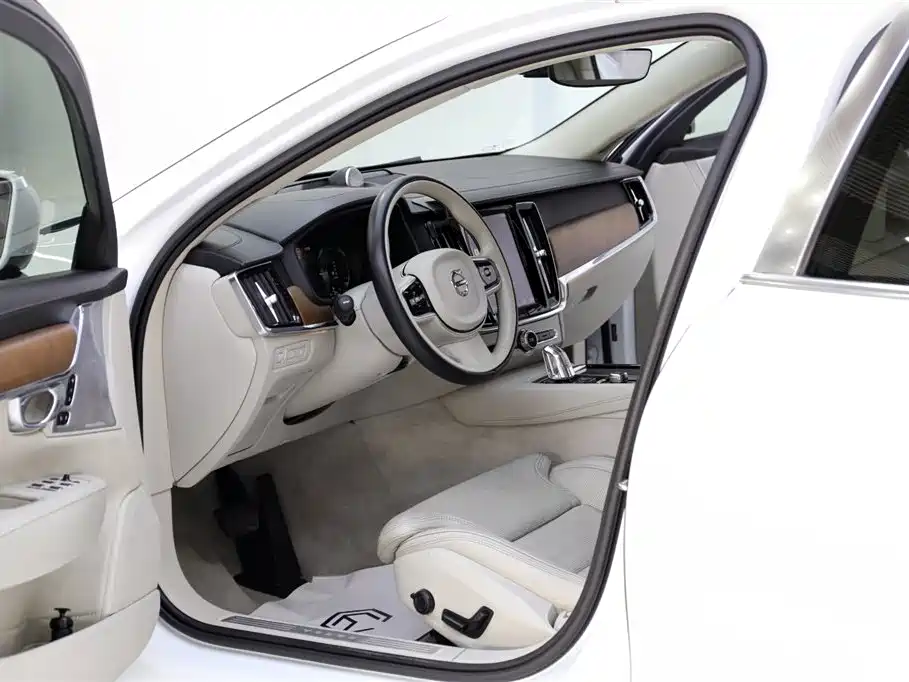 Volvo S90 Plug-in Hybrid 2019 T8 E-Drive Hybrid Honor Edition 3 Seats National VI купить на сайте DeffCars