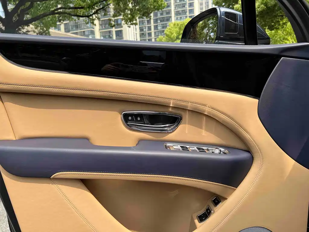 Bentayga 2024 4.0T V8 купить на сайте DeffCars