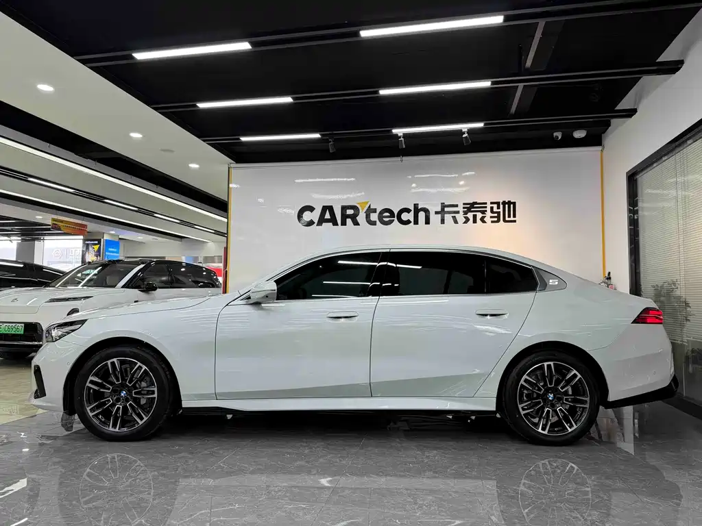 BMW 5 Series 2026 530Li Leading M Sports Package купить на сайте DeffCars