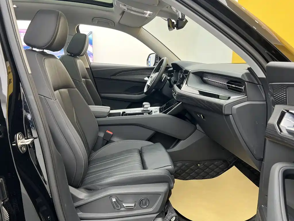 Audi Q6 2025 40 TFSI quattro commemorative edition Yulin package 7 seats купить на сайте DeffCars