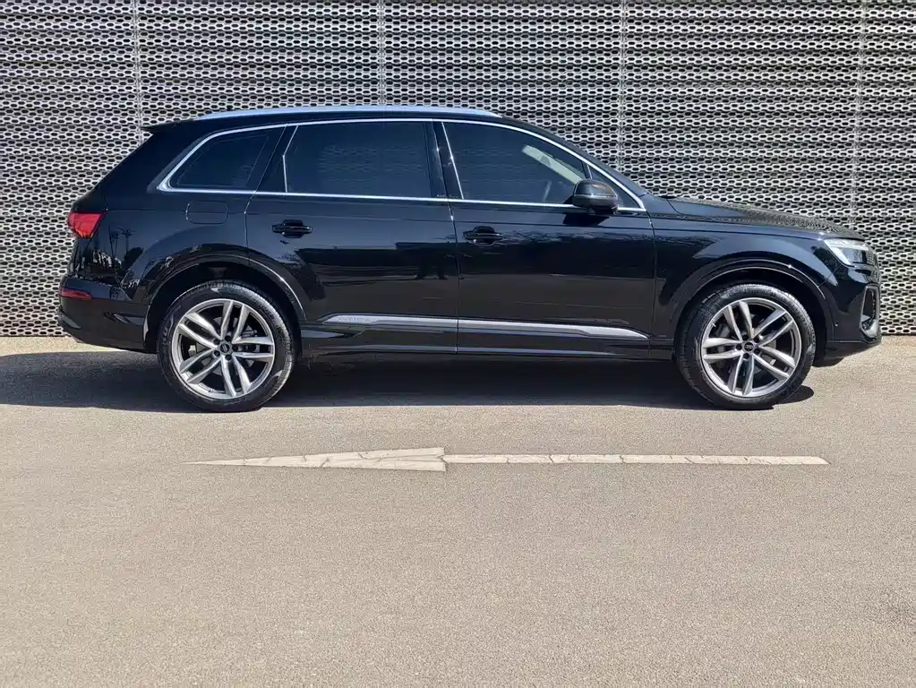 Audi Q7 2025 55 TFSI quattro S line sports купить на сайте DeffCars