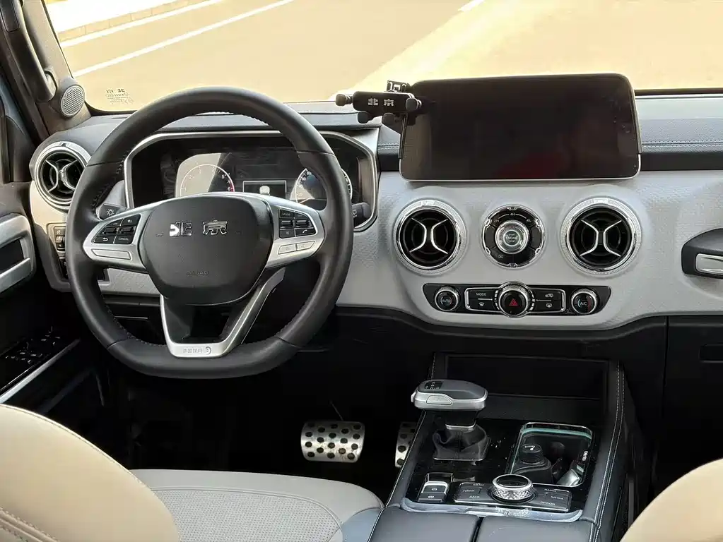 Beijing off-road BJ40 2023 2.0T automatic two-wheel drive city hunter version knight type купить на сайте DeffCars