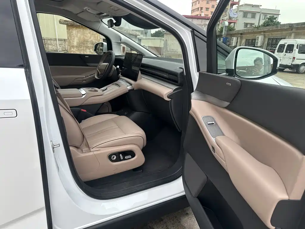 Xpeng X9 2025 pure electric 740 long battery life Max купить на сайте DeffCars