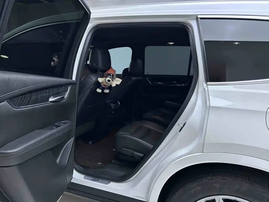 Cadillac XT6 2022 2.0T six-seat two-wheel drive luxury model купить на сайте DeffCars