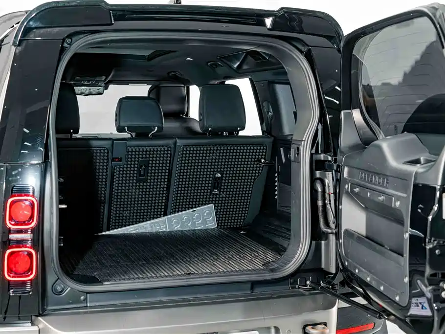 Land Rover Defender 2024 110 3.0T P400 X-DYNAMIC HSE купить на сайте DeffCars