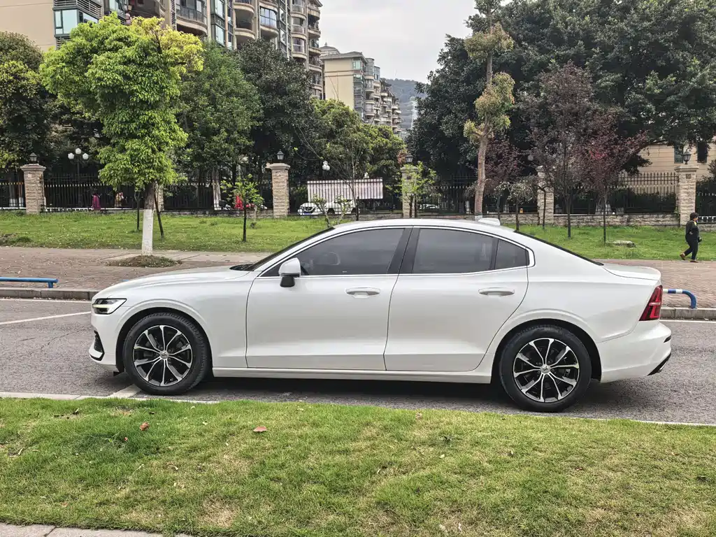 Volvo S60 2021 T4 Zhiyi Luxury Edition купить на сайте DeffCars