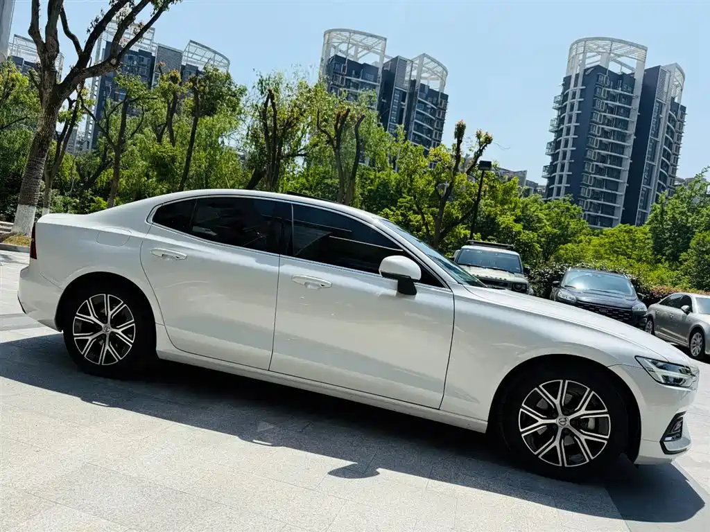 Volvo S60 2023 B4 Zhiyi Luxury Edition купить на сайте DeffCars