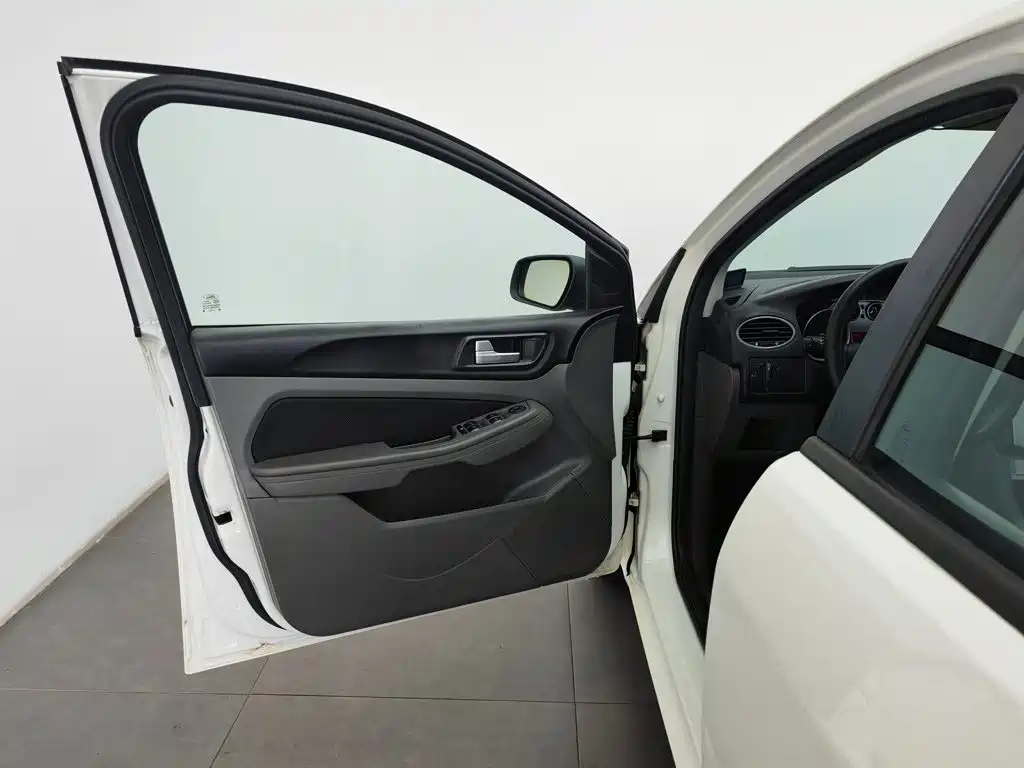 Focus 2013 hatchback classic 1.8L automatic basic model купить на сайте DeffCars