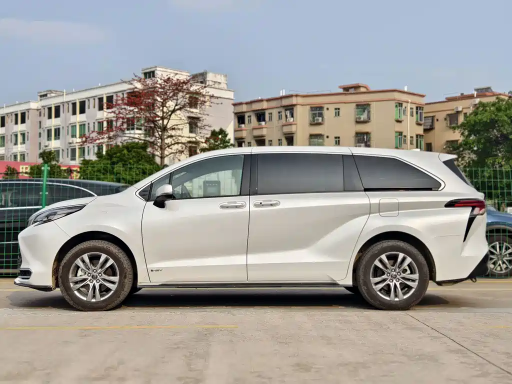 SIENNA 2024 2.5L Hybrid Deluxe Edition купить на сайте DeffCars