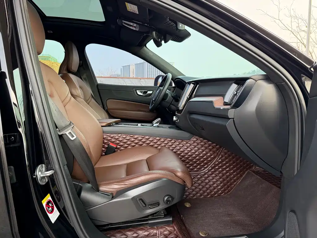 Volvo XC60 2024 B5 four-wheel drive Zhiyuan Deluxe Edition купить на сайте DeffCars