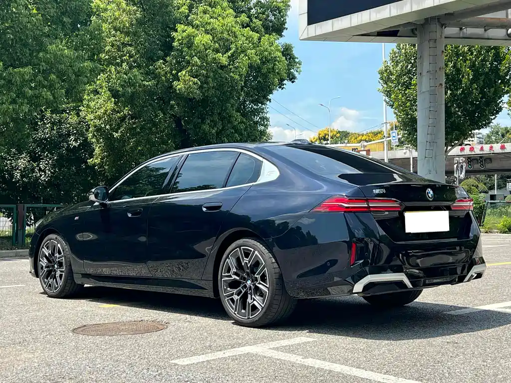 BMW 5 Series 2025 530Li Leading M Sports Package купить на сайте DeffCars