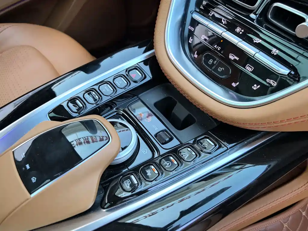Aston Martin DBX 2022 4.0T V8 купить на сайте DeffCars