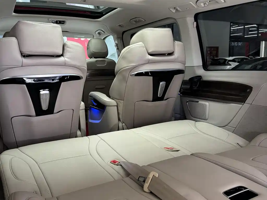 Mercedes V-Class 2022 V 260 L Long Wheelbase Premium Edition купить на сайте DeffCars
