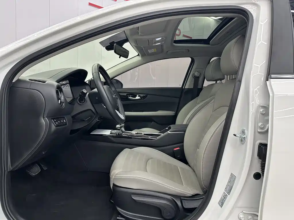 Kia K3 2023 1.5L CVT Premium Edition купить на сайте DeffCars