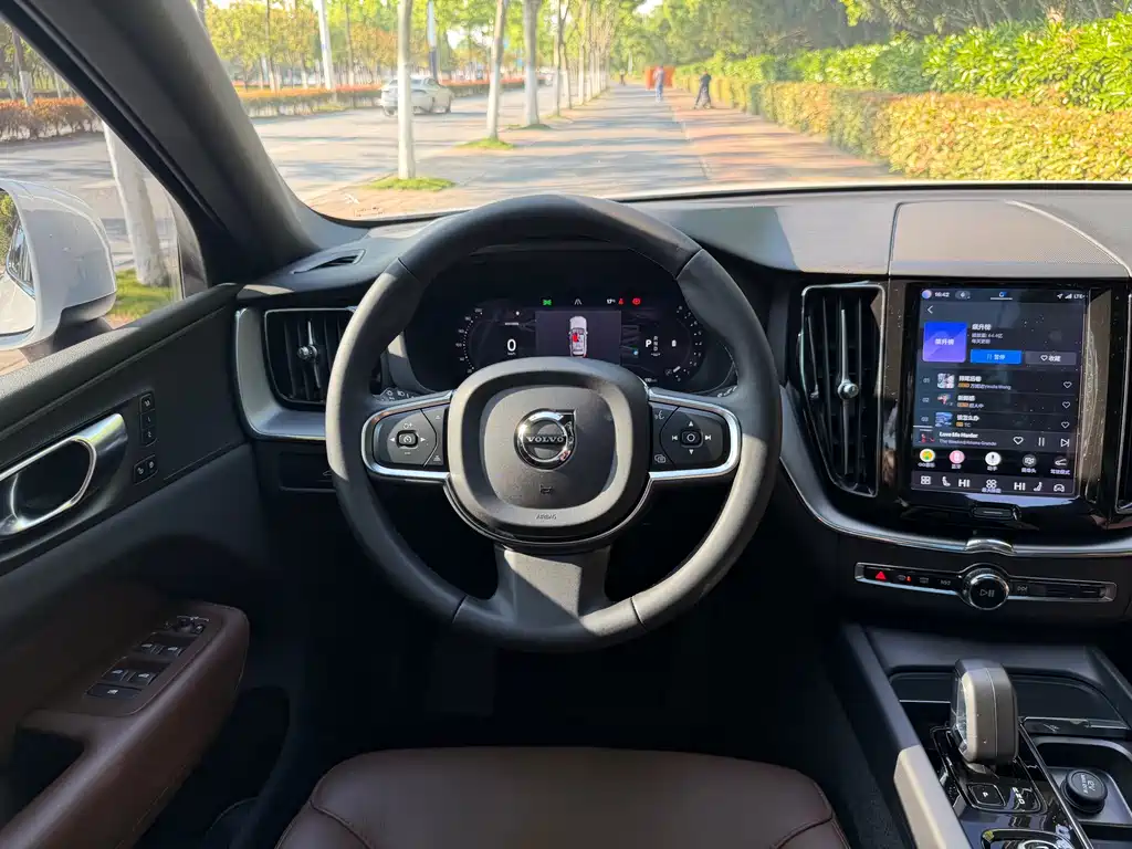 Volvo XC60 2023 B5 four-wheel drive Zhiyi Luxury Edition купить на сайте DeffCars