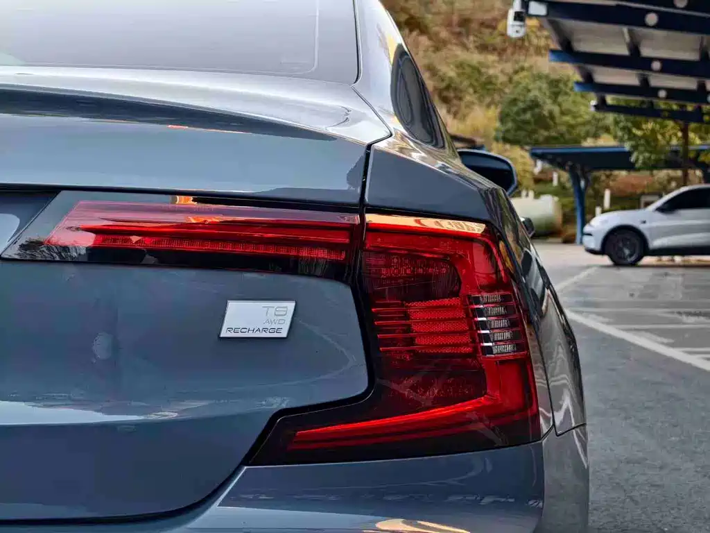 Volvo S90 Plug-in Hybrid 2022 T8 E-Drive Hybrid Zhiyi Luxury Edition купить на сайте DeffCars