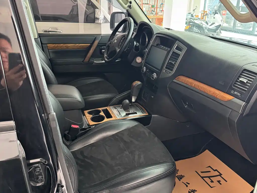 Pajero imported 2019 3.0L automatic standard version купить на сайте DeffCars
