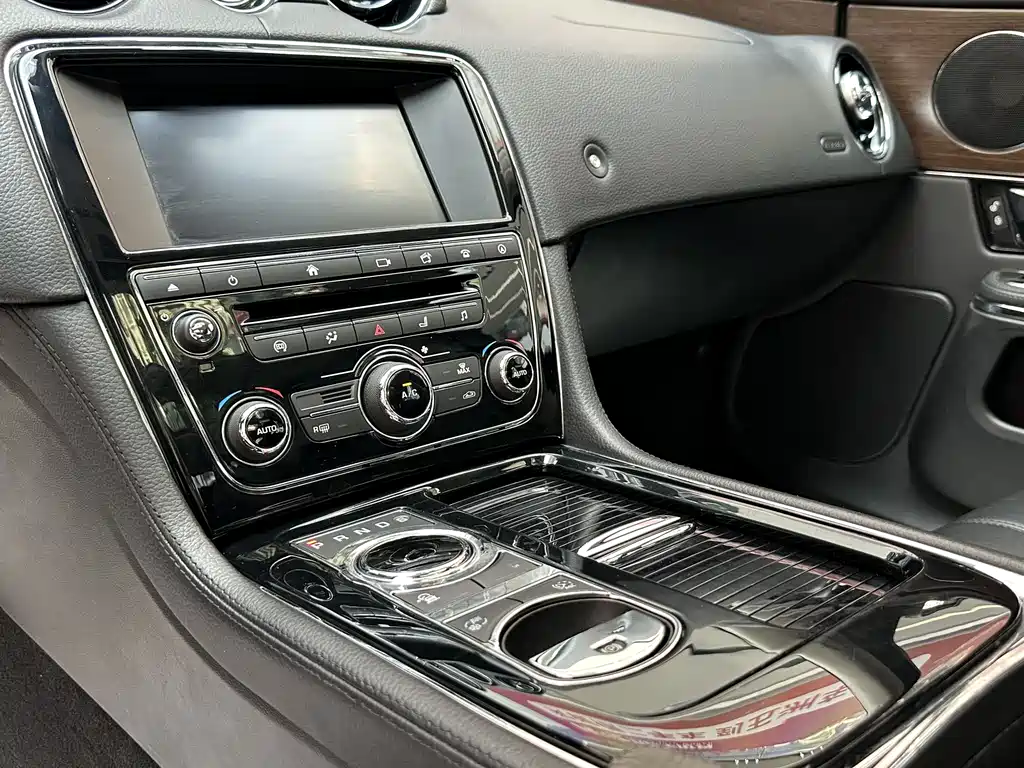 Jaguar XJ 2016 XJL 3.0 SC two-wheel drive elegant business version купить на сайте DeffCars