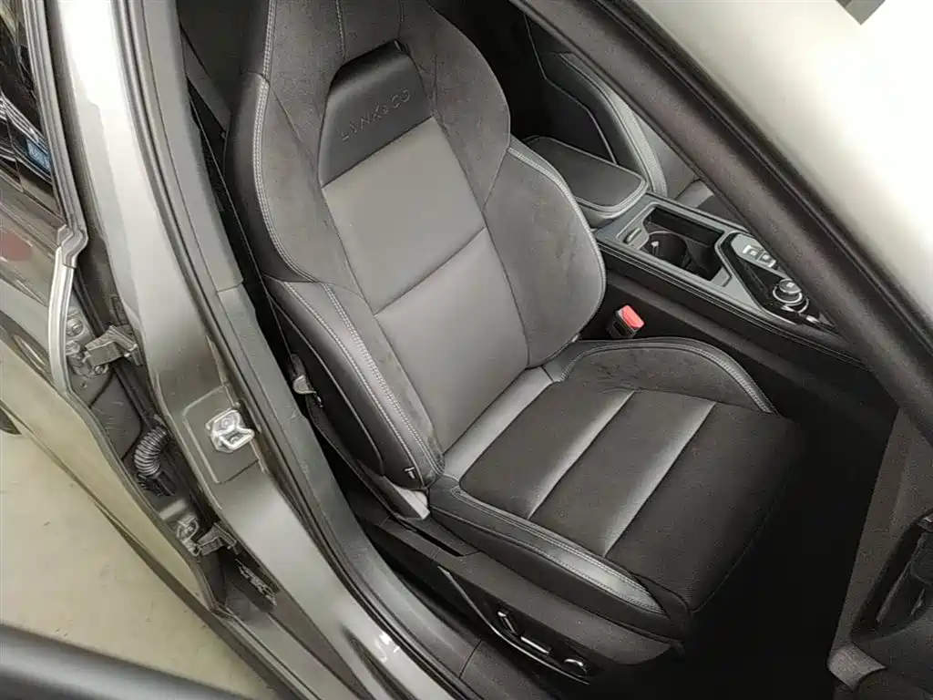 Lynk & Co 03 2022 1.5TD DCT Pro купить на сайте DeffCars