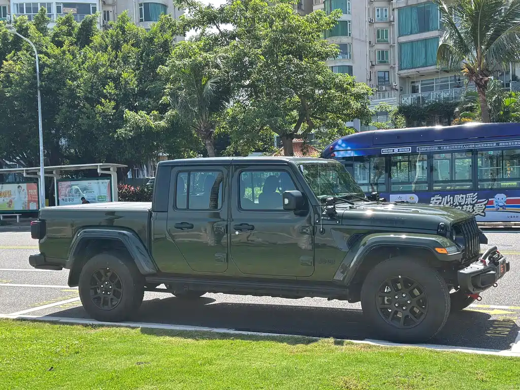 Gladiator 2023 3.6L Overland купить на сайте DeffCars