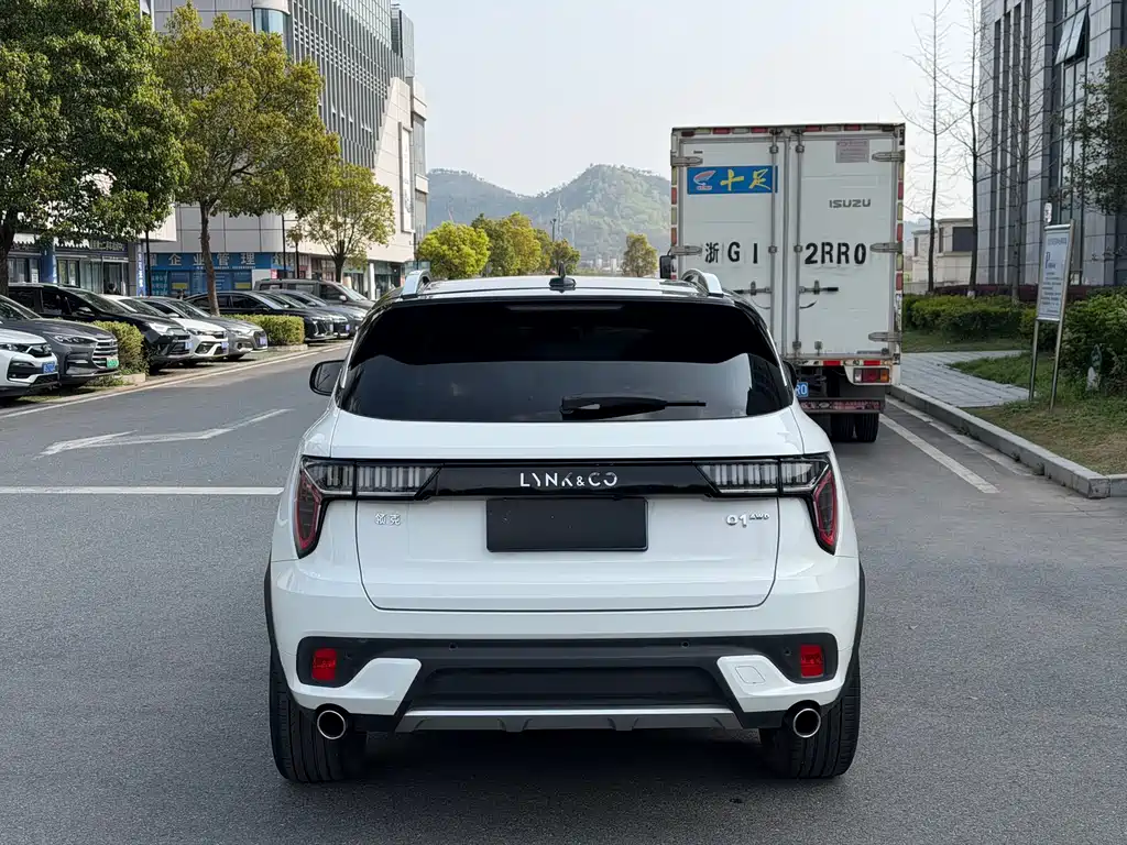 Lynk & Co 01 2017 2.0T 4WD Pro version купить на сайте DeffCars