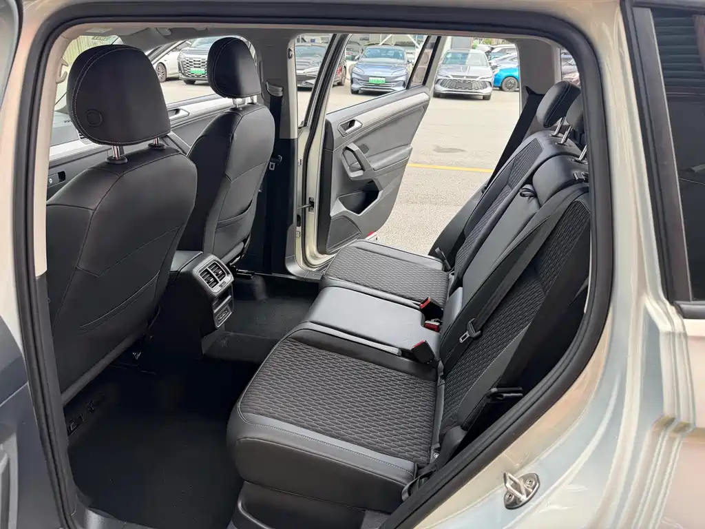 Tiguan L 2019 330TSI automatic two-wheel drive fashion version National VI купить на сайте DeffCars