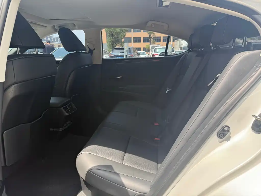 Lexus ES 2022 300h Excellence Edition купить на сайте DeffCars
