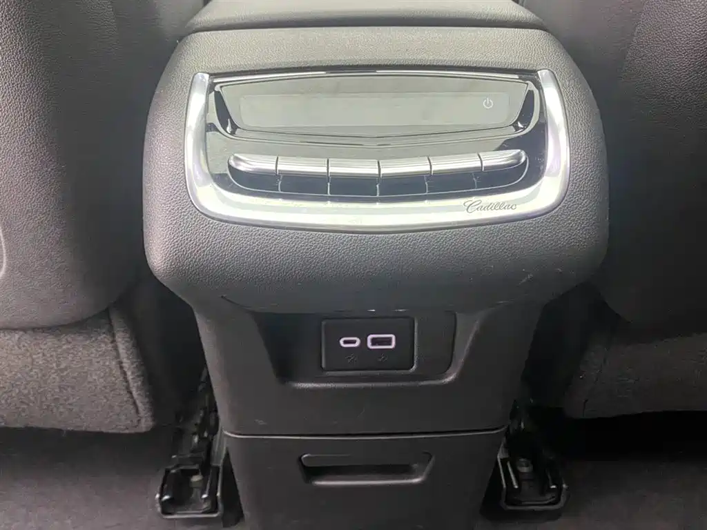 Cadillac XT6 2021 2.0T seven-seat two-wheel drive stylish model купить на сайте DeffCars