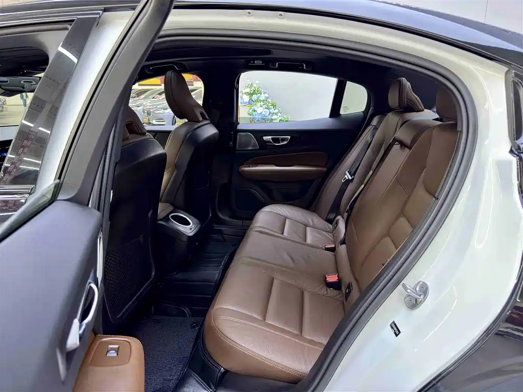 Volvo S60 2023 B4 Zhiyuan Luxury Edition купить на сайте DeffCars