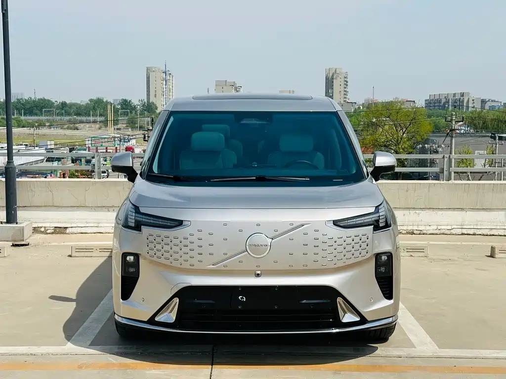 Volvo EM90 2025 Ultra six-seater купить на сайте DeffCars