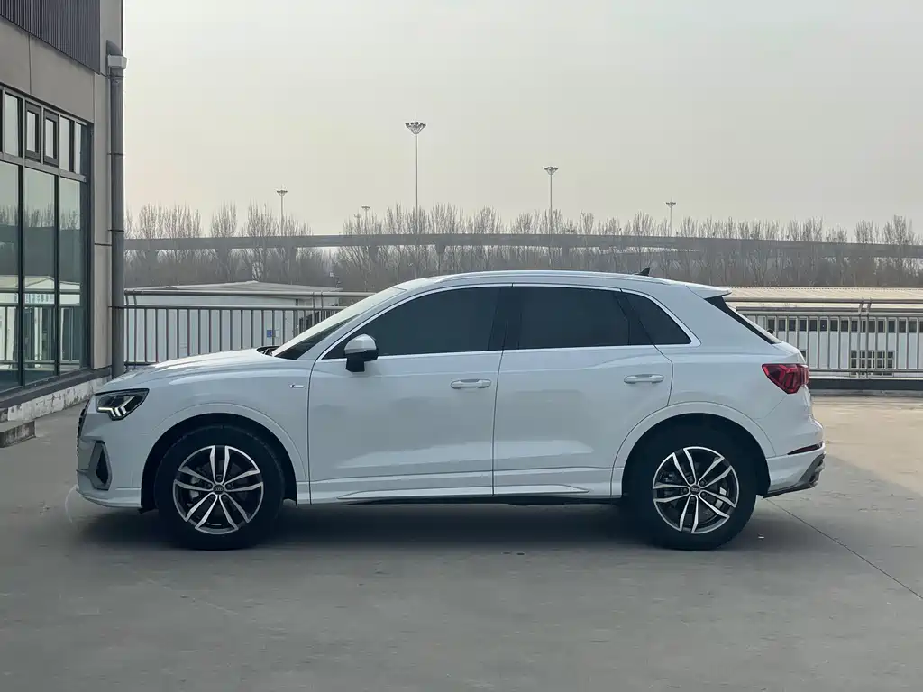 Audi Q3 2022 35 TFSI aggressive and dynamic купить на сайте DeffCars