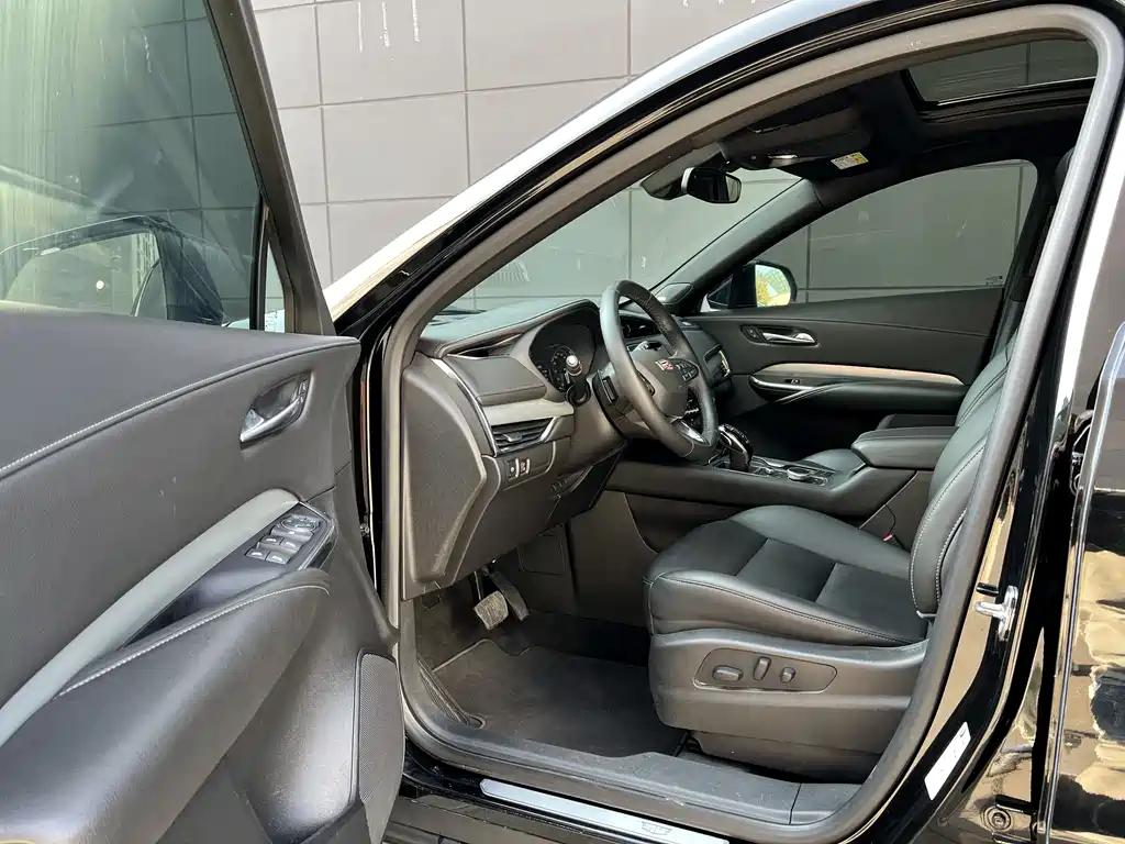 Cadillac XT4 2022 28T two-wheel drive luxury model купить на сайте DeffCars