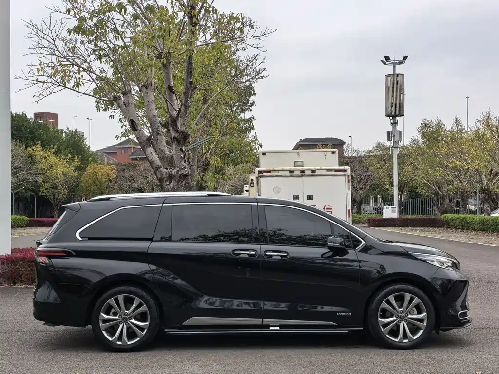 SIENNA 2023 2.5L Hybrid Platinum Edition купить на сайте DeffCars