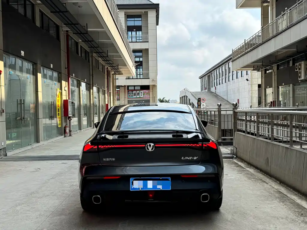 Changan UNI-V 2023 1.5T premium model купить на сайте DeffCars