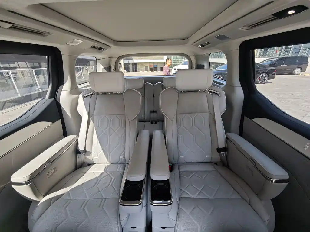 Volvo EM90 2025 Ultra Six Seater купить на сайте DeffCars
