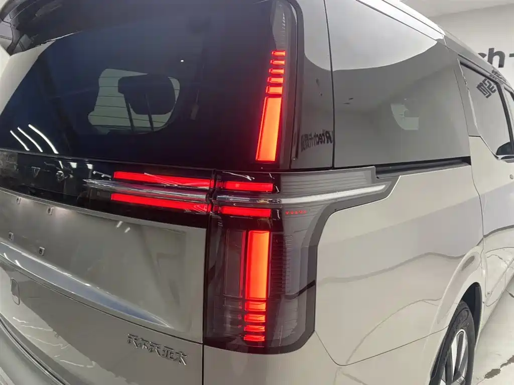 Volvo EM90 2025 Ultra six-seater купить на сайте DeffCars