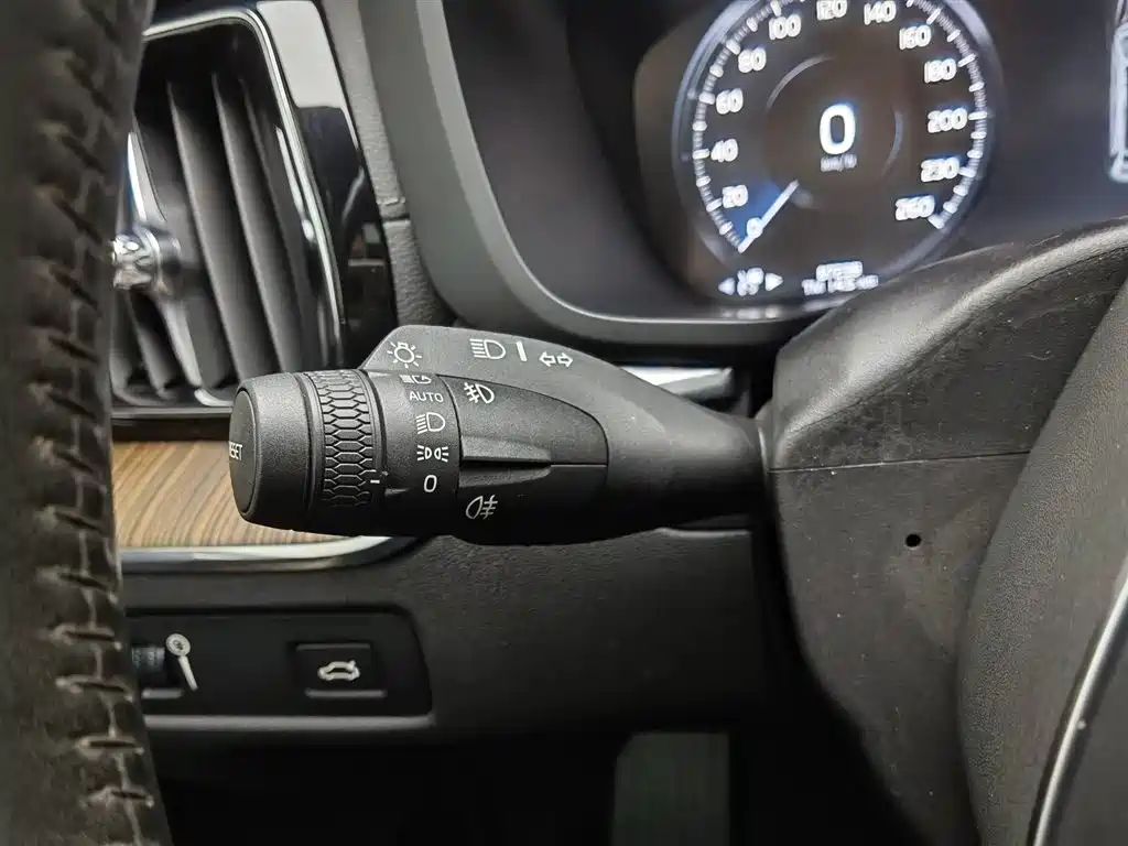 Volvo XC60 2021 T5 four-wheel drive Zhiyuan Deluxe Edition купить на сайте DeffCars