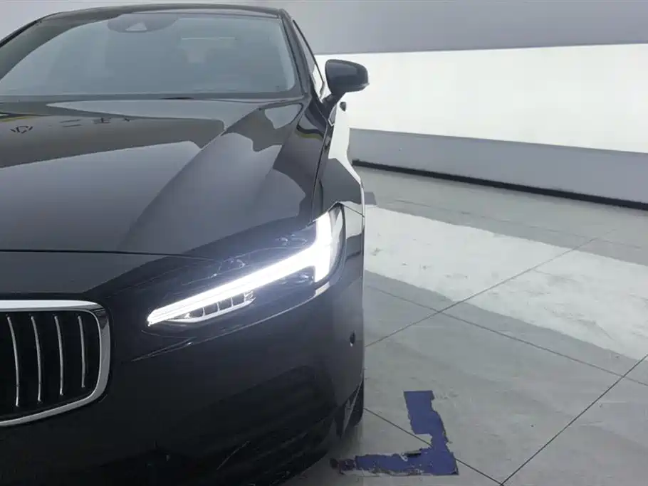 Volvo S90 2018 T4 Zhiyuan Edition купить на сайте DeffCars