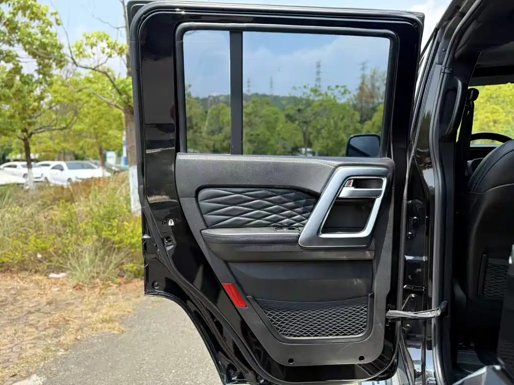 Beijing off-road BJ40 2023 2.0T automatic four-wheel drive city hunter version knight type купить на сайте DeffCars