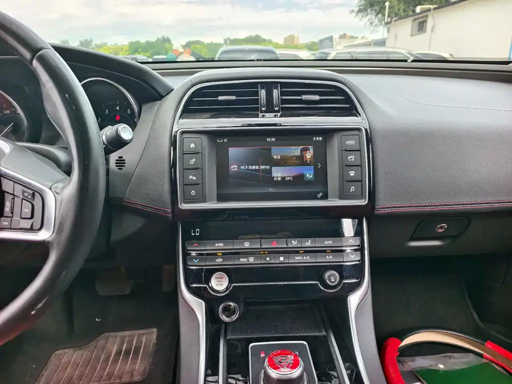Jaguar XE 2017 2.0T 200PS R-Sport купить на сайте DeffCars