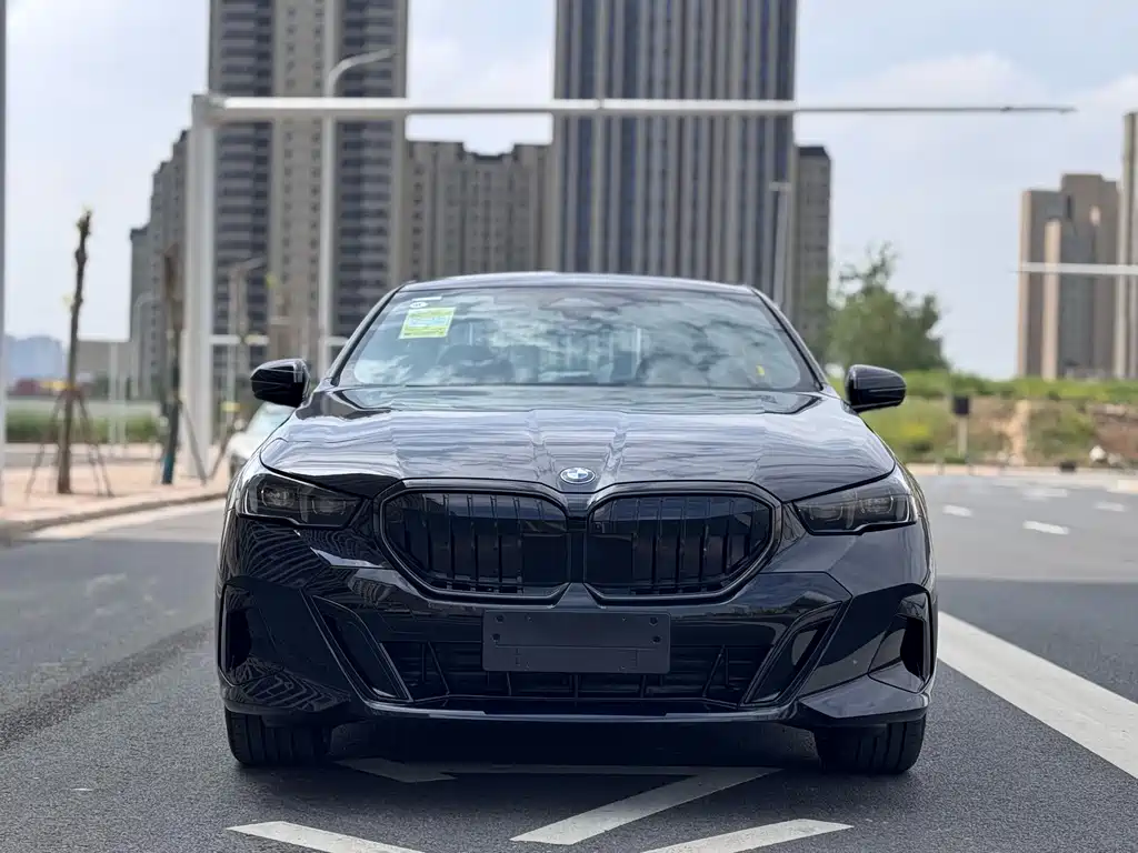BMW 5 Series 2025 530Li Leading M Sports Package купить на сайте DeffCars