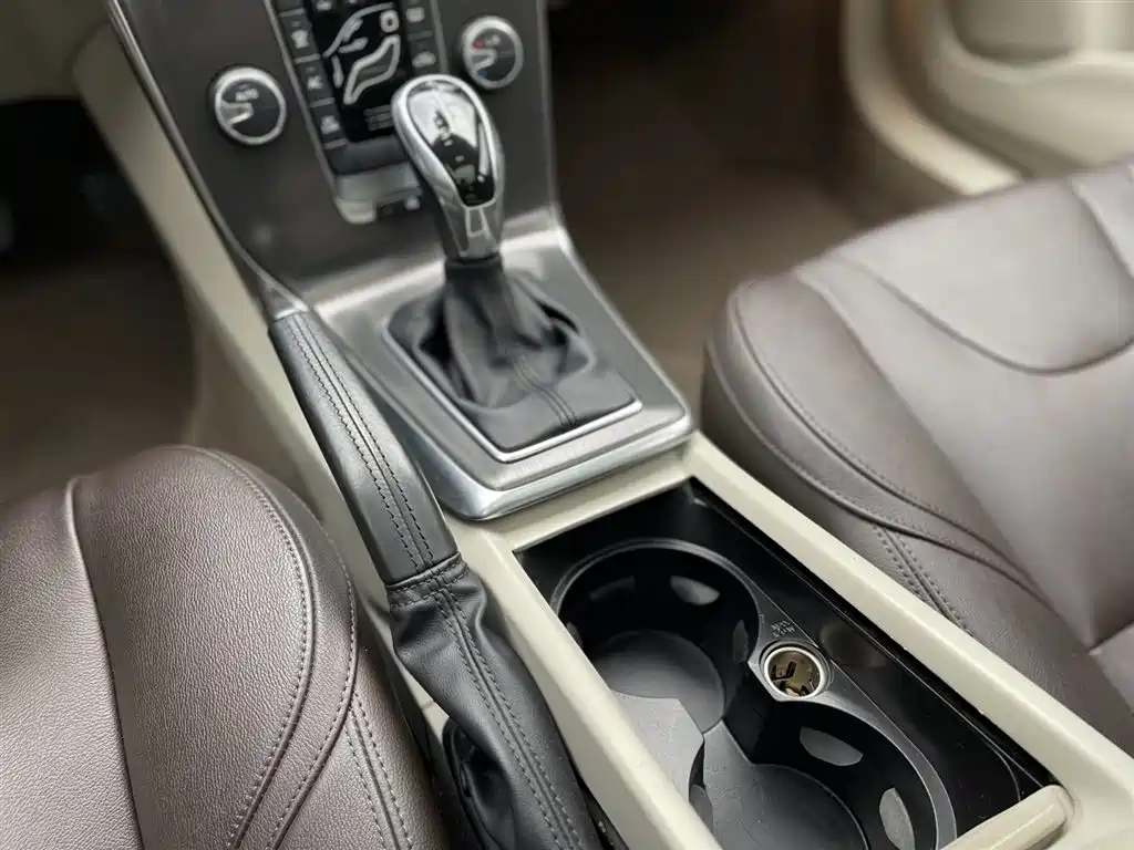 Volvo V40 2016 T3 Zhiya Edition купить на сайте DeffCars