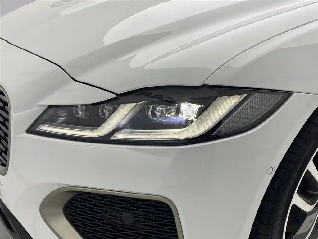 Jaguar XFL 2024 2.0T P300 four-wheel drive flagship sports gold version купить на сайте DeffCars