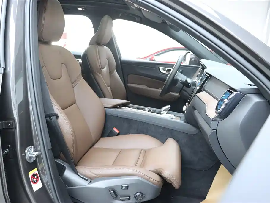 Volvo XC60 2025 B5 four-wheel drive Zhiyuan luxury version купить на сайте DeffCars