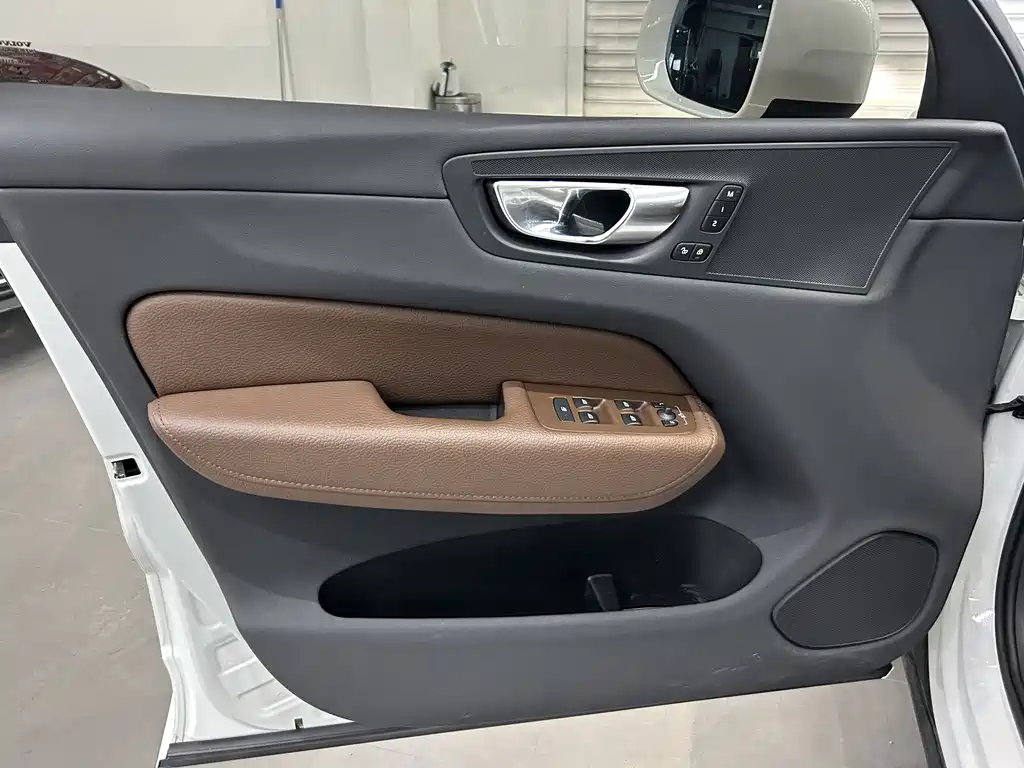 Volvo XC60 2022 B5 four-wheel drive Zhiyi Luxury Edition купить на сайте DeffCars