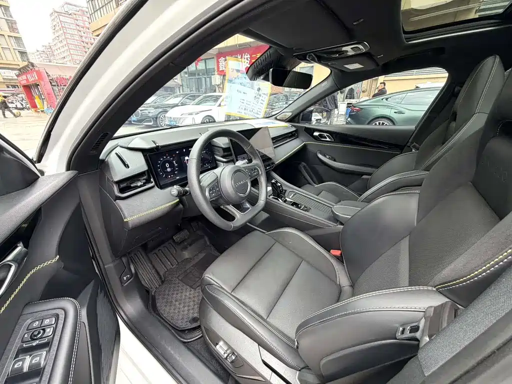Lynk & Co 03 2023 2.0TD DCT Halo купить на сайте DeffCars