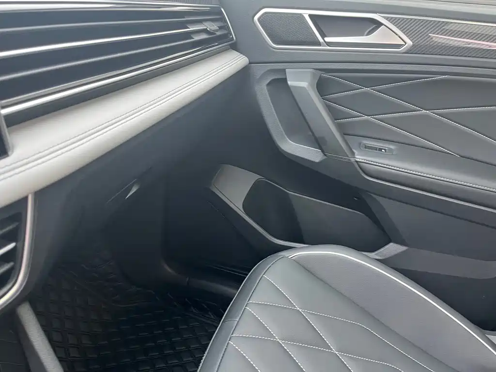 Tiguan L 2024 330TSI automatic two-wheel drive R-Line version купить на сайте DeffCars