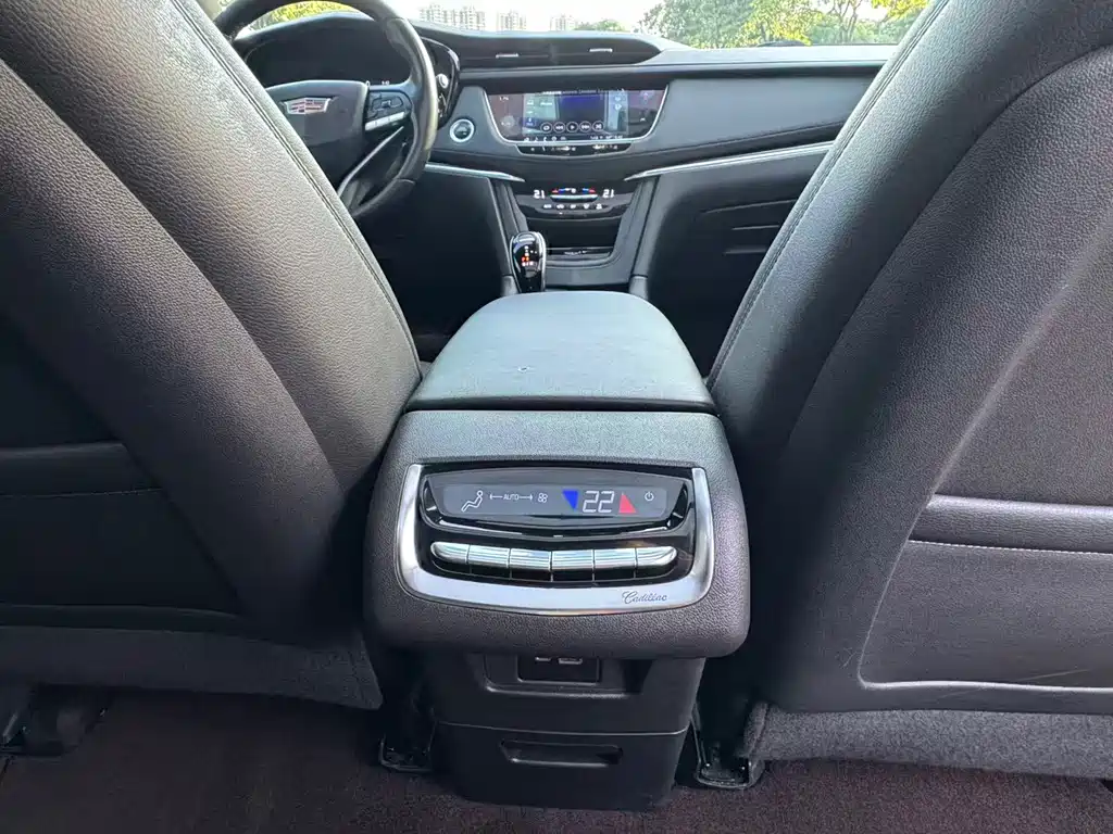 Cadillac XT6 2020 28T six-seater stylish model купить на сайте DeffCars